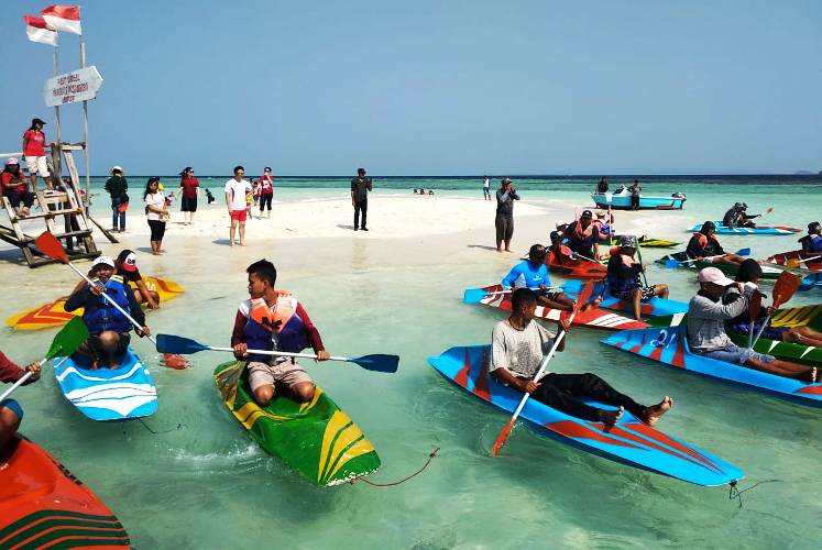 Lomba Balap Kano di Pantai Sari Ringgung 