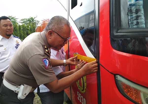 Kendaraan Bermotor Harus Pasang Stiker Pemantul Cahaya Harian